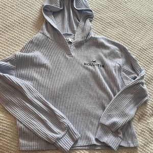 HOLLISTER | SOFT BLUE HOODED "SWEATER"